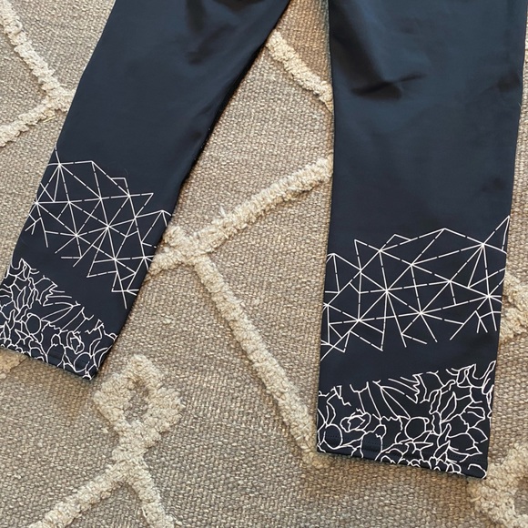Athleta Graphic Floral Sonar Capri Crop Leggings - Picture 8 of 8